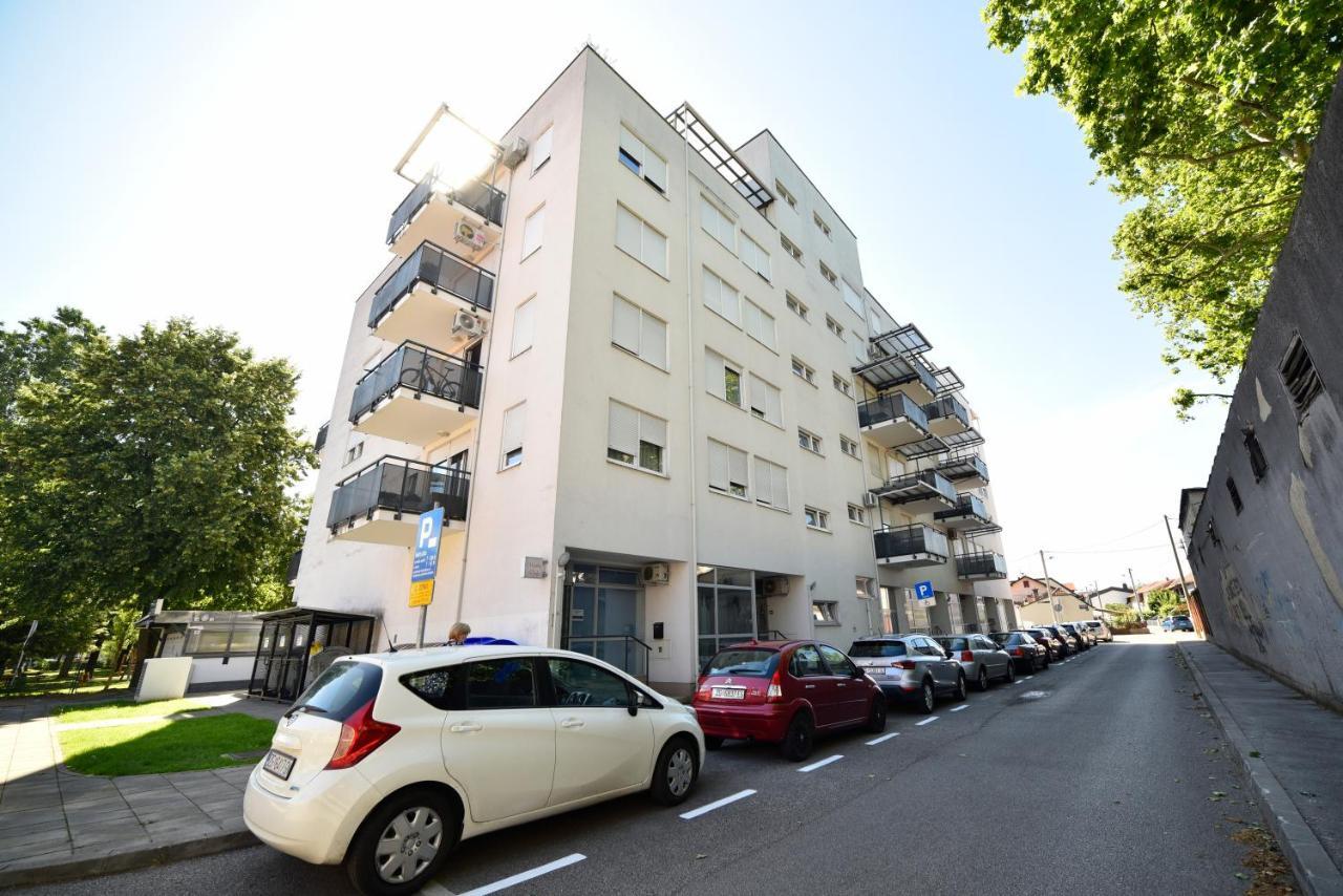 Block Apartment Park With Private Garage Parking ザグレブ エクステリア 写真
