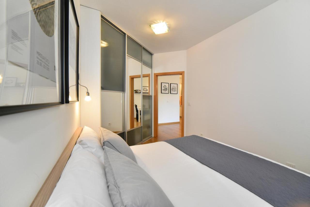 Block Apartment Park With Private Garage Parking ザグレブ エクステリア 写真